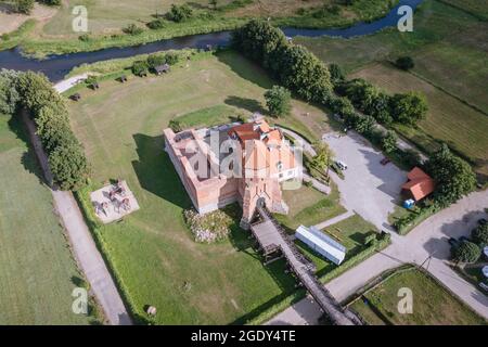 Vue sur les drone du château ducal gothique du XVe siècle sur la rive du fleuve Liwiec dans le village de LIW, la Voïvodeship de Masovian en Pologne Banque D'Images