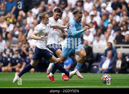 Oliver Skipp (à gauche) de Tottenham Hotspur fouille Jack Grealish de Manchester City lors du match de la Premier League au Tottenham Hotspur Stadium, Londres. Date de la photo: Dimanche 15 août 2021. Banque D'Images