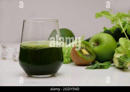 Smoothie vert avec pommes, persil, épinards, concombre, lime et min Banque D'Images