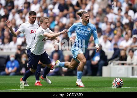 Oliver Skipp (à gauche) de Tottenham Hotspur fouille Jack Grealish de Manchester City lors du match de la Premier League au Tottenham Hotspur Stadium, Londres. Date de la photo: Dimanche 15 août 2021. Banque D'Images