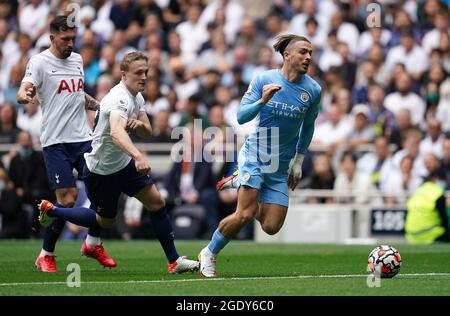 Oliver Skipp (à gauche) de Tottenham Hotspur fouille Jack Grealish de Manchester City lors du match de la Premier League au Tottenham Hotspur Stadium, Londres. Date de la photo: Dimanche 15 août 2021. Banque D'Images