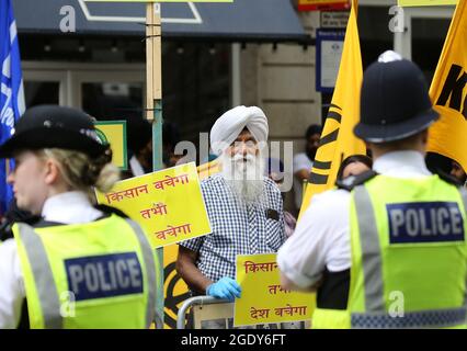 15 août 2021, Londres, Angleterre, Royaume-Uni: Les Indiens vivant au Royaume-Uni ont organisé une manifestation en faveur des agriculteurs indiens en dehors du Haut-commissariat de l'Inde à Londres. Les manifestants élèvent leur voix contre les nouvelles lois agricoles du gouvernement indien qui, selon eux, ruineront leurs moyens de subsistance. Les partisans des mouvements libres du Khalistan et du Cachemire se sont joints à la manifestation qui a eu lieu le jour de l'indépendance de l'Inde. (Image de crédit : © Tayfun Salci/ZUMA Press Wire) Banque D'Images