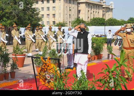 Le Ministre en chef du Rajasthan, Ashok Gehlot, rend hommage à Amar Jawan Jyoti à l'occasion du 75e jour de l'indépendance à Jaipur. (Photo de Sumit Saraswat/Pacific Press) Banque D'Images