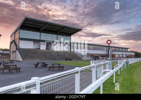 Exeter Racecourse, Devon, Angleterre. Samedi 14 août 2021. Après une journée de soleil d'été à Devon, le célèbre champ de courses de chasse national à exe Banque D'Images