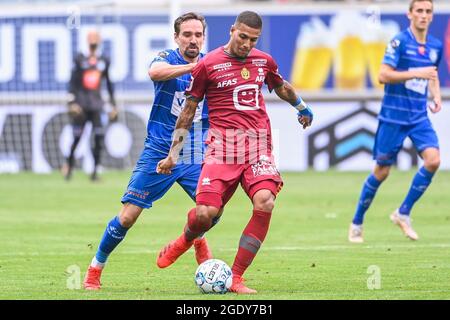Les Sums Sven de Gent et Vinicius Souza de Mechelen se battent pour le ballon lors d'un match de football entre KAA Gent et KV Mechelen, dimanche 15 août 2021 à Gen Banque D'Images