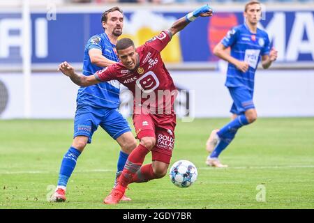 Les Sums Sven de Gent et Vinicius Souza de Mechelen se battent pour le ballon lors d'un match de football entre KAA Gent et KV Mechelen, dimanche 15 août 2021 à Gen Banque D'Images