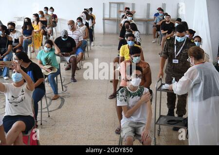 Tunis, Tunisie. 15 août 2021. Les Tunisiens attendent de recevoir le vaccin COVID-19 dans un centre de vaccination à Tunis, en Tunisie, le 15 août 2021. La deuxième journée nationale tunisienne de vaccination contre le COVID-19 a débuté dimanche dans les 24 provinces du pays pour les citoyens âgés de 18 à 39 ans. Au total, 405 centres de vaccination, répartis dans tout le pays, ont été mis en place exclusivement pour cette journée portes ouvertes. Crédit: Adel Ezzine/Xinhua/Alamy Live News Banque D'Images