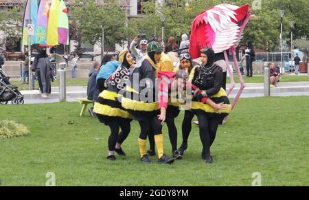 Manchester Angleterre 15 août 2021. Des artistes divertis des foules à Piccadilly Garden dans le cadre de l’événement « Thank You Manchester » organisé par le Manchester Council. Parmi les artistes, on compte des flamants roses vif, nommés Issiah et Florence, et un gardien de beekeeper charmant, le chariot des abeilles (en photo). Banque D'Images