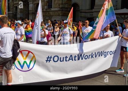 Braunschweig, Allemagne, 14 août 2021: Employés du constructeur automobile Volkswagen avec une affiche à la démonstration de la journée de Christopher Street de CSD. Banque D'Images