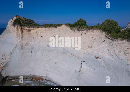 Falaise sur Akra Drastis - cap Drastis, point le plus au nord-ouest de l'île de Corfou, île Ionienne en Grèce Banque D'Images