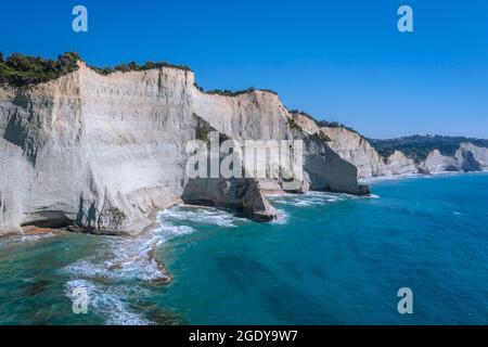 Falaise sur Akra Drastis - cap Drastis, point le plus au nord-ouest de l'île de Corfou, île Ionienne en Grèce Banque D'Images