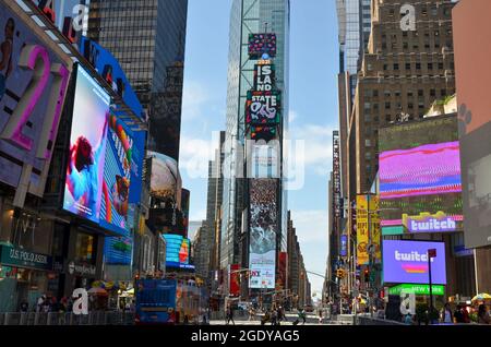 Photo de Bangabandhu Sheikh Mujibur Rahman, « Père de la Nation » au Bangladesh, est montré toute la journée à Times Square, New York, le jour où il a été tué. Banque D'Images