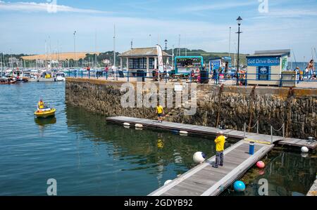 Falmouth, Cornouailles, Angleterre, Royaume-Uni. 2021. Custom House Quay sur le front de mer de cette ville maritime d'où opèrent les bateaux de location. Banque D'Images