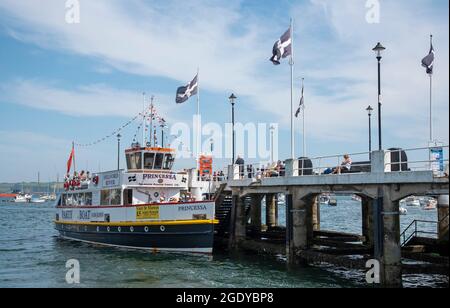 Falmouth, Cornouailles, Angleterre, Royaume-Uni. 2021. Falmouth, Cornouailles, Angleterre, Royaume-Uni. 2021. Les ferries de passagers effectuent le retour de St Mawes à la jetée du Prince de Galles, Falm Banque D'Images