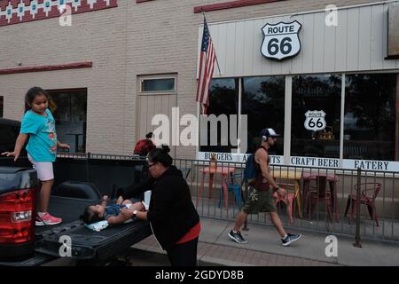 Winslow, Arizona, États-Unis. 12 août 2021. Famille Navajo à Winslow, Arizona sur la route 66. (Image de crédit : © Christopher Brown/ZUMA Press Wire) Banque D'Images