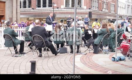 Manchester Angleterre 15 août 2021 Greenfield Band dirigé par Phil Goodwin se produit à l’extérieur de l’église St Ann pour un service de Thanksgiving et du souvenir dans le cadre de l’événement « Thank You Manchester » organisé par le Manchester Council à l’extérieur de l’église St Ann © Ged Noonan/Alamy Banque D'Images