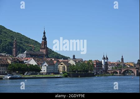Vue sur la vieille ville de Heidelberg depuis la rive nord du Neckar Banque D'Images