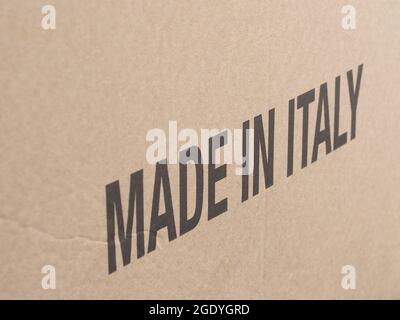Etiquette fabriquée en Italie sur une boîte en carton ondulé Banque D'Images