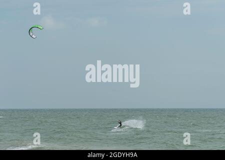 Le windsurf monte à la mer pendant la tempête Banque D'Images