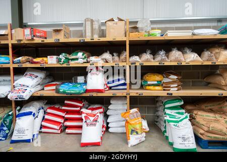 Une exposition de stocks d'aliments secs pour animaux de ferme et domestiques et de volaille dans un magasin de ferme dans le North Yorkshire Banque D'Images