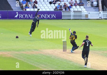 15 août 2021. Londres, Royaume-Uni. Jamie Smith, de Surrey, ne peut pas y parvenir, car le Graeme van Buuren de Conor McKerr et celui de Gloucestershire observent le match de Surrey sur Gloucestershire lors de la finale de la coupe d’un jour de la Royal London au Kia Oval. David Rowe/ Alamy Live News Banque D'Images