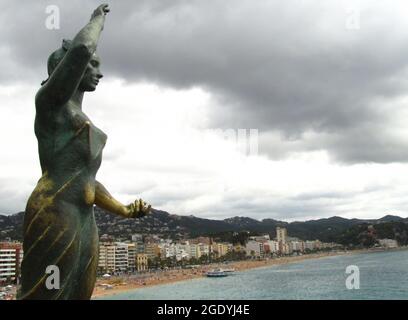 LLORET DE MAR, ESPAGNE - 25 août 2013 : la statue appelée Dona Marinera ou épouse de pêcheur sur la plage de Lloret de Mar, Espagne Banque D'Images