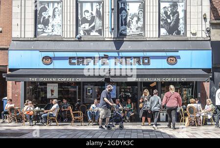 Belfast, Royaume-Uni. 18 juillet 2021. Les clients s'assoient à l'extérieur du Cafe Nero sur Ann Street à Belfast. Crédit : SOPA Images Limited/Alamy Live News Banque D'Images