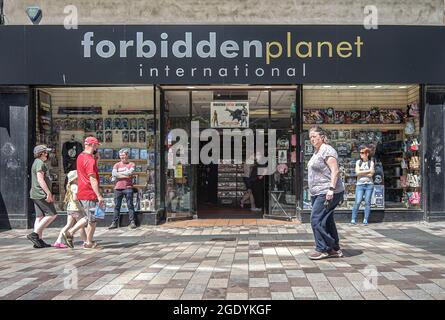 Belfast, Royaume-Uni. 18 juillet 2021. Les clients masqués entrent dans la boutique internationale Forbidden Planet sur Ann Street à Belfast. (Photo de Michael McNerney/SOPA Images/Sipa USA) crédit: SIPA USA/Alay Live News Banque D'Images