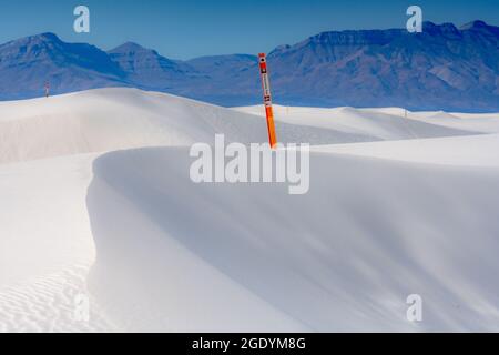 Marqueur orange de la piste de l'arrière-pays sur la crête de la dune de sable blanc Banque D'Images