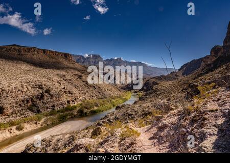 Vue sur le Rio Grande depuis la piste Marofa Vega dans le parc national de Big Bend Banque D'Images