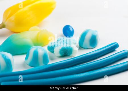 Sa douche de bébé sur fond blanc en bois est un thème bleu de garçon. Tulipe avec noeud et bonbons Banque D'Images