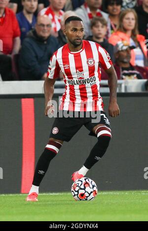 Londres, Royaume-Uni. 14 août 2021. Rico Henry de Brentford en action lors du match de la Premier League entre Brentford et Arsenal au stade communautaire de Brentford, Londres, Angleterre, le 13 août 2021. Photo de Ken Sparks. Utilisation éditoriale uniquement, licence requise pour une utilisation commerciale. Aucune utilisation dans les Paris, les jeux ou les publications d'un seul club/ligue/joueur. Crédit : UK Sports pics Ltd/Alay Live News Banque D'Images