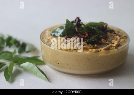 Condiment chaud et épicé frais fait maison avec des échalotes à la noix de coco et des piments rouges.Connu localement sous le nom de chutney de noix de coco à la coriandre. Banque D'Images