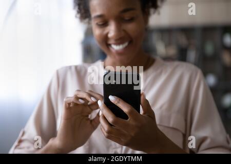 Gros plan sur les téléphones intelligents modernes à usage ethnique Banque D'Images
