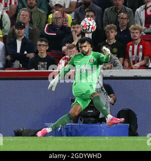 Londres, Royaume-Uni. 14 août 2021. Le gardien de but de Brentford David Raya en action lors du match de la Premier League entre Brentford et Arsenal au Brentford Community Stadium, Londres, Angleterre, le 13 août 2021. Photo de Ken Sparks. Utilisation éditoriale uniquement, licence requise pour une utilisation commerciale. Aucune utilisation dans les Paris, les jeux ou les publications d'un seul club/ligue/joueur. Crédit : UK Sports pics Ltd/Alay Live News Banque D'Images