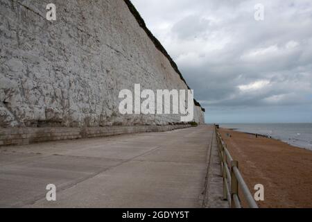 La passerelle en béton menant à Dumpton Gap, la plage à mi-chemin entre Ramsgate et Broadescaliers avec marée entrante, Kent Angleterre Royaume-Uni Banque D'Images