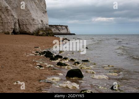 Dumpton Gap, la plage à mi-chemin entre Ramsgate et Broadescaliers avec marée entrante, Kent Angleterre Royaume-Uni Banque D'Images