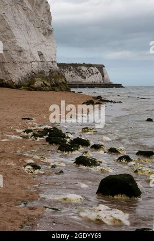 Dumpton Gap, la plage à mi-chemin entre Ramsgate et Broadescaliers avec marée entrante, Kent Angleterre Royaume-Uni Banque D'Images