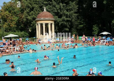 Florence, Italie. 15 août 2021. Les gens se rafraîchit dans une piscine extérieure à Florence, en Italie, le 14 août 2021. De nombreuses villes italiennes ont reçu une « alerte » de température élevée par le ministère de la Santé, qui sera disponible jusqu'au dimanche 15 août. La vague exceptionnelle de la santé est due à un système de haute pression, appelé Lucifer, et devrait diminuer par rapport à août 16. Pendant ce temps, des pics de 40 degrés Celsius (104 degrés Fahrenheit) sont attendus dans 17 villes, y compris Bolzano, Brescia, Trieste, Bologne, Florence, Rome, Naples, Palerme. (Photo d'Elisa Gestri/Sipa USA) crédit: SIPA USA/Alay Live News Banque D'Images