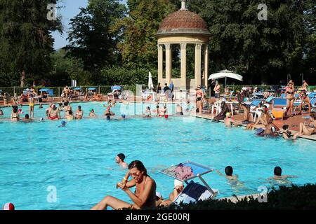 Florence, Italie. 15 août 2021. Les clients peuvent profiter d'une piscine extérieure, Florence, Italie, le 14 août 2021. De nombreuses villes italiennes ont reçu une « alerte » de température élevée par le ministère de la Santé, qui sera disponible jusqu'au dimanche 15 août. La vague exceptionnelle de la santé est due à un système de haute pression, appelé Lucifer, et devrait diminuer par rapport à août 16. Pendant ce temps, des pics de 40 degrés Celsius (104 degrés Fahrenheit) sont attendus dans 17 villes, y compris Bolzano, Brescia, Trieste, Bologne, Florence, Rome, Naples, Palerme. (Photo d'Elisa Gestri/Sipa USA) crédit: SIPA USA/Alay Live News Banque D'Images