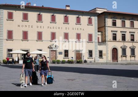 Pistoia, Italie. 15 août 2021. Touristes vus à piazza del Duomo, Pistoia, Italie, le 15 août 2021. De nombreuses villes italiennes ont reçu une « alerte » de température élevée par le ministère de la Santé, qui sera disponible jusqu'au dimanche 15 août. La vague exceptionnelle de la santé est due à un système de haute pression, appelé Lucifer, et devrait diminuer par rapport à août 16. Pendant ce temps, des pics de 40 degrés Celsius (104 degrés Fahrenheit) sont enregistrés dans 17 villes, dont Bolzano, Brescia, Trieste, Bologne, Florence, Rome, Naples, Palerme.(photo d'Elisa Gestri/Sipa USA) crédit: SIPA USA/Alay Live News Banque D'Images