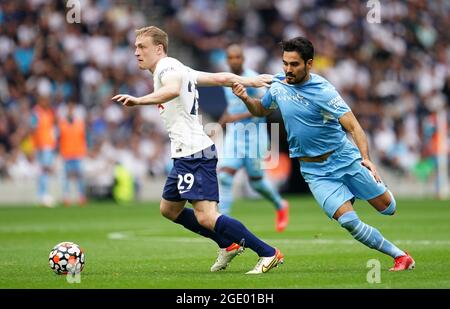 Oliver Skipp de Tottenham Hotspur (à gauche) et Ilkay Gundogan de Manchester City se battent pour le ballon lors du match de la Premier League au Tottenham Hotspur Stadium, Londres. Date de la photo: Dimanche 15 août 2021. Banque D'Images