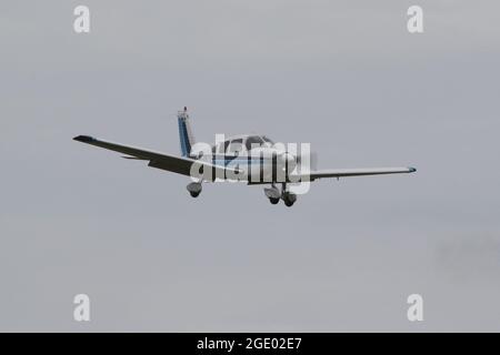 G-BVNS, un Piper PA-28-181 Cherokee Archer II exploité par Scottish Airways dépliants, à l'Aéroport International de Prestwick en Ayrshire. Banque D'Images