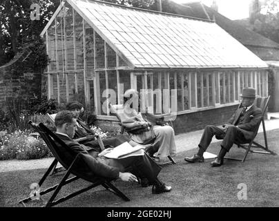 Détente en famille dans le jardin en Angleterre, Grande-Bretagne 1923 Banque D'Images