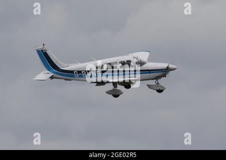 G-BVNS, un Piper PA-28-181 Cherokee Archer II exploité par Scottish Airways dépliants, à l'Aéroport International de Prestwick en Ayrshire. Banque D'Images