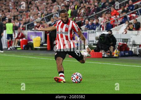 Londres, Royaume-Uni. 14 août 2021. Bryan Mbeumo de Brentford traverse le ballon lors du match de la Premier League entre Brentford et Arsenal au Brentford Community Stadium, Londres, Angleterre, le 13 août 2021. Photo de Ken Sparks. Utilisation éditoriale uniquement, licence requise pour une utilisation commerciale. Aucune utilisation dans les Paris, les jeux ou les publications d'un seul club/ligue/joueur. Crédit : UK Sports pics Ltd/Alay Live News Banque D'Images