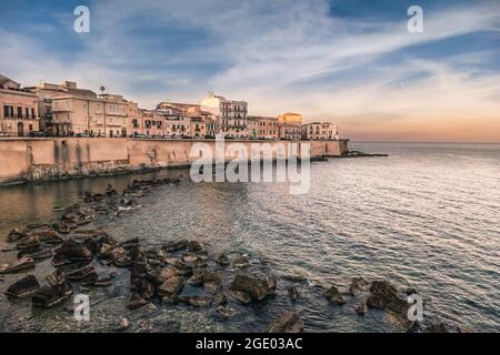 Coucher de soleil Lungomare d'Ortiga, Siracusa Sicilia Italie Banque D'Images