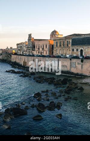 Coucher de soleil Lungomare d'Ortiga, Siracusa Sicilia Italie Banque D'Images