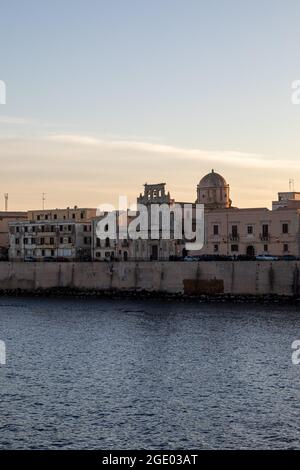 Coucher de soleil Lungomare d'Ortiga, Siracusa Sicilia Italie Banque D'Images