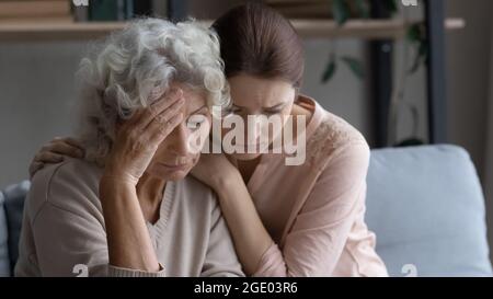 Amour fille adulte confort soutien malheureux vieille mère Banque D'Images